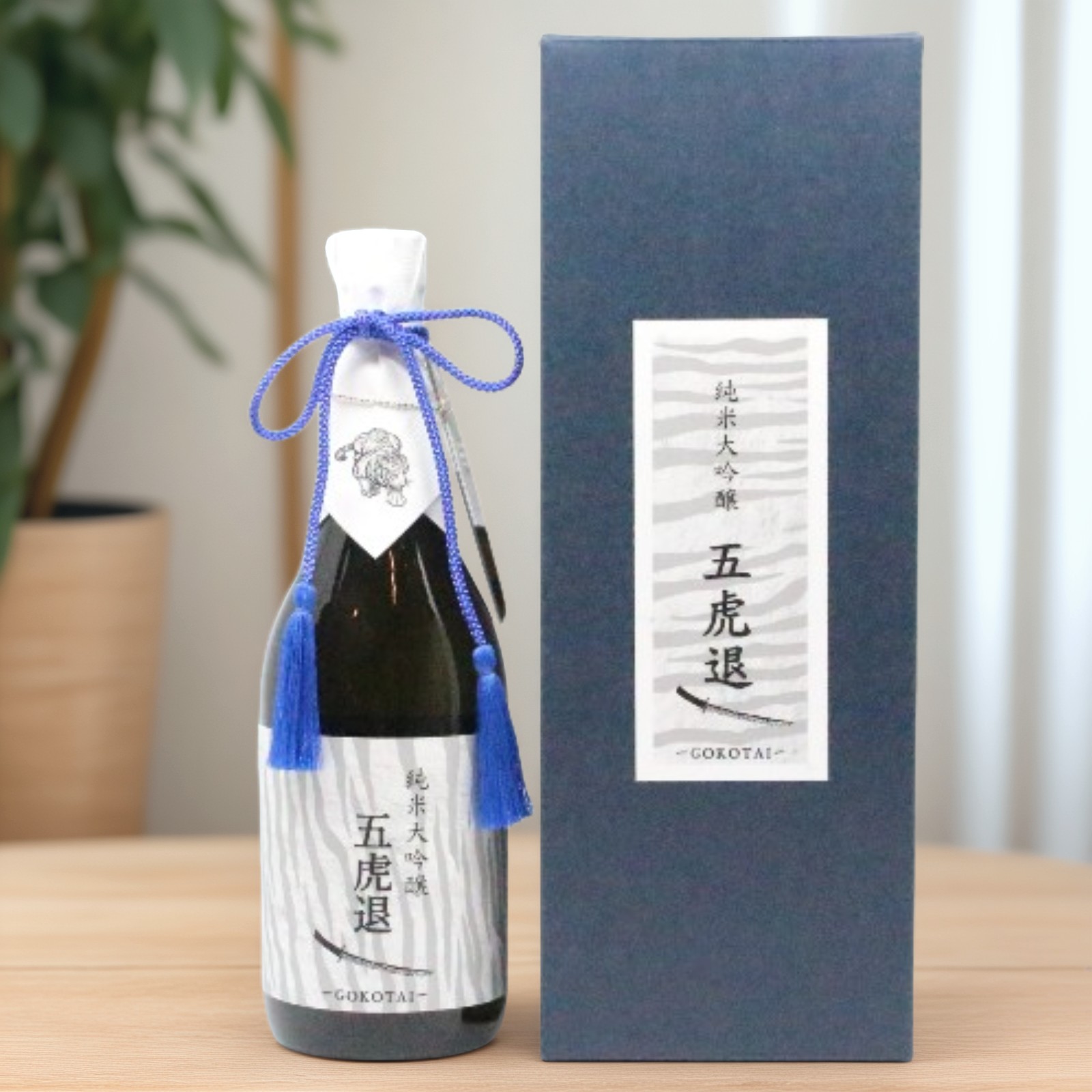 香梅／純米大吟醸「五虎退」720ml 〈アクリル刀チャーム付き〉 | 上杉
